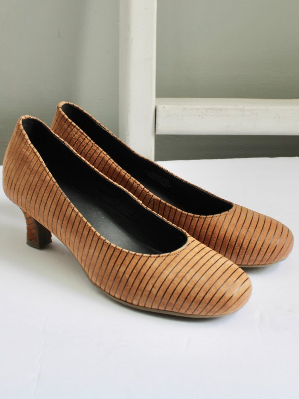 ARRAY Flatter Tan Black Striped Leather Pump Round Toe Heels Size 8.5 Narrow